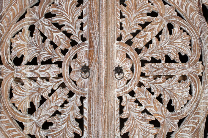 GINER Y COLOMER Armoire en teck sculptée blanc lavé GINER Y COLOMER Armoire en teck sculptée blanc lavé