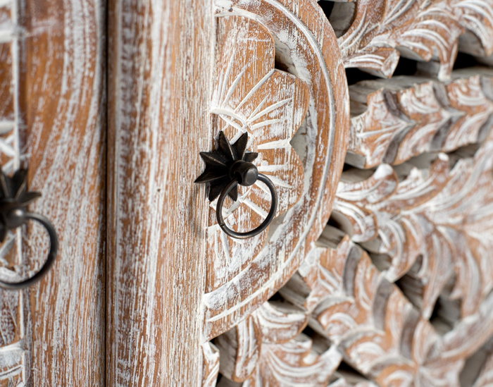 GINER Y COLOMER Armoire en teck sculptée blanc lavé GINER Y COLOMER Armoire en teck sculptée blanc lavé