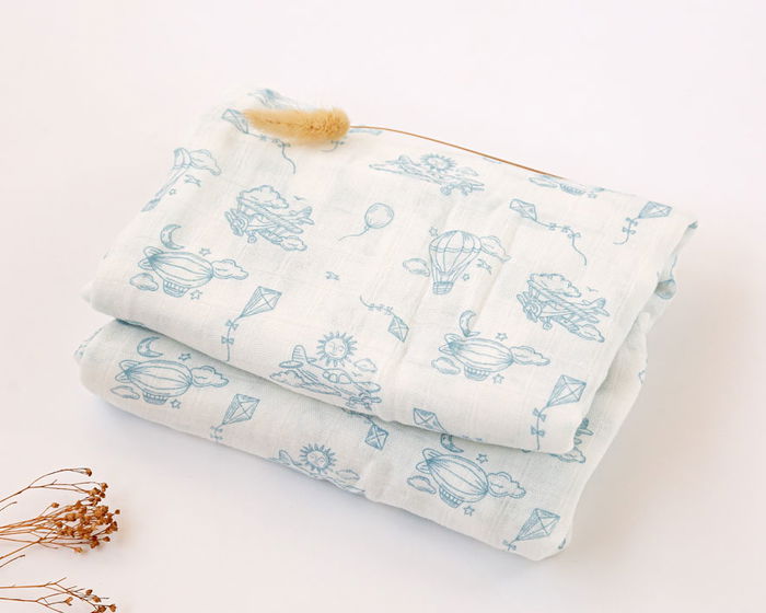 KioKids Museline Bambou et Coton Certifiée OEKO-TEX, Imprimé Avions Bleu 120 x 120 cm, Pour Bébé dès la Naissance, Douce, Thermique, Antibactérienne