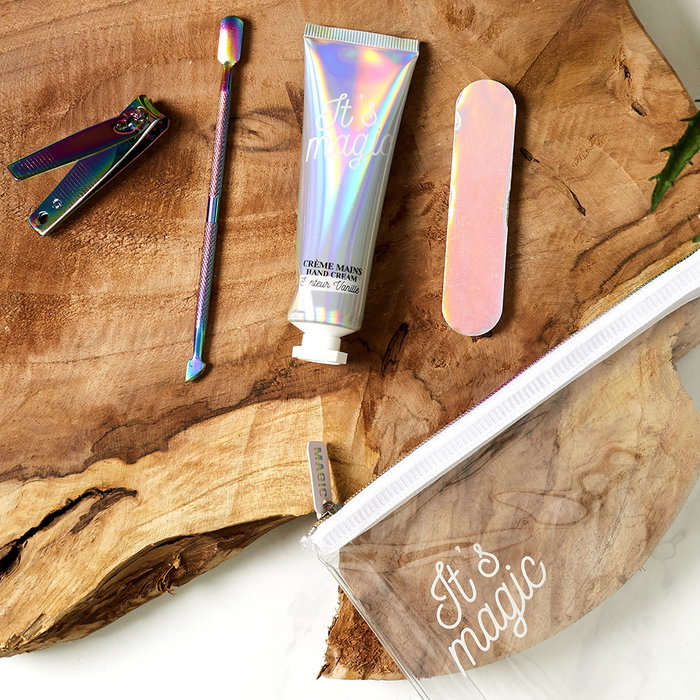 Cosmetic Club Kit de Manucure avec 4 Accessoires et Nécessaire Iridescent Cosmetic Club Kit de Manucure avec 4 Accessoires et Nécessaire Iridescent