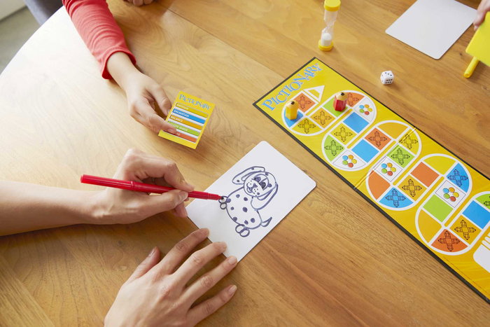 Mattel Games - Jeu de Société Pictionary - Version Cast Dkd51 en Espagnol - Jeu de Dessin Familial avec Pisteurs et Accessoires - À partir de 8 ans Mattel Games - Jeu de Société Pictionary - Version Cast Dkd51 en Espagnol - Jeu de Dessin Familial avec Pisteurs et Accessoires - À partir de 8 ans
