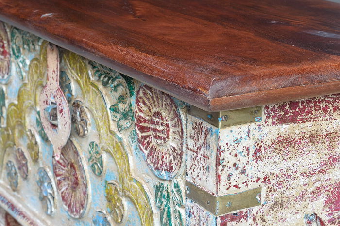 GINER Y COLOMER Bâûl coffre de rangement en bois de manguier couleur noyer, style ethnique avec détails en bronze, ouverture supérieure - 80x40x45 cm