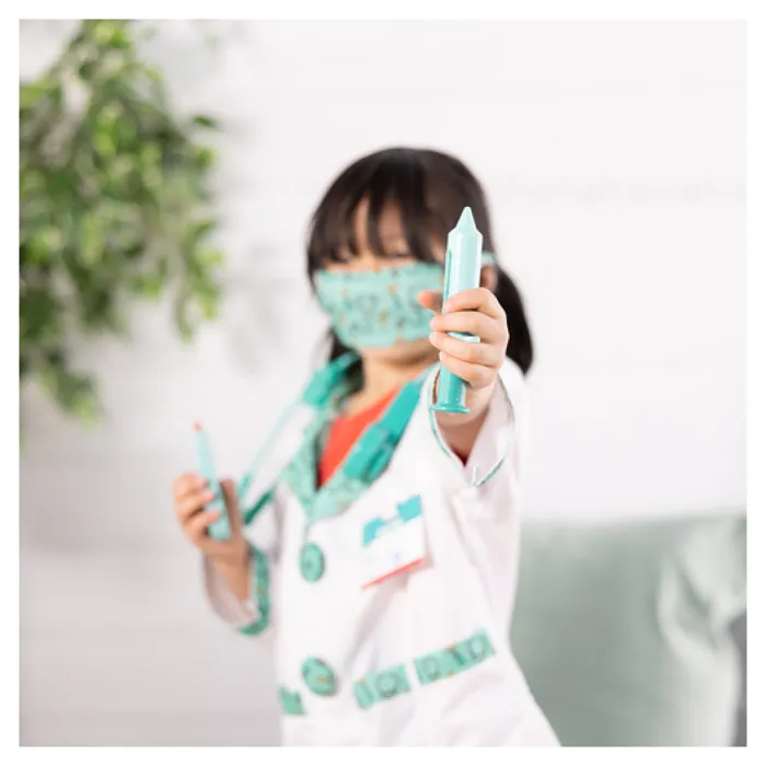 Melissa & Doug Costume Docteur avec Accessoires pour Enfants 3-6 Ans - Déguisement Professionnel Complet Veste, Stéthoscope, Otoscope, Seringue