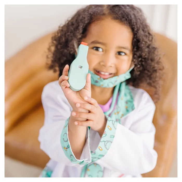 Melissa & Doug Costume Docteur avec Accessoires pour Enfants 3-6 Ans - Déguisement Professionnel Complet Veste, Stéthoscope, Otoscope, Seringue