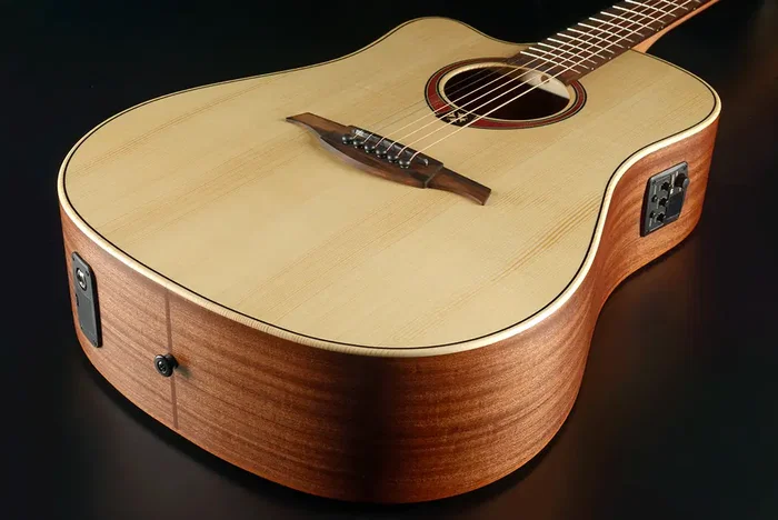 LAG Guitare électro-acoustique Folk Dreadnought Cutaway Natural pour gaucher, table épicéa massif, corps acajou, chevalet BrankoWood