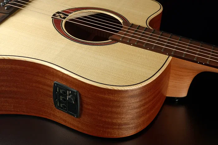 LAG Guitare électro-acoustique Folk Dreadnought Cutaway Natural pour gaucher, table épicéa massif, corps acajou, chevalet BrankoWood