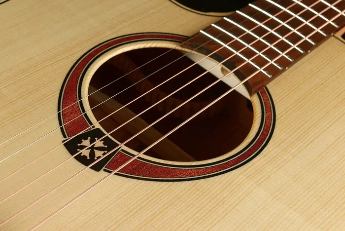 LAG Guitare électro-acoustique Folk Dreadnought Cutaway Natural pour gaucher, table épicéa massif, corps acajou, chevalet BrankoWood