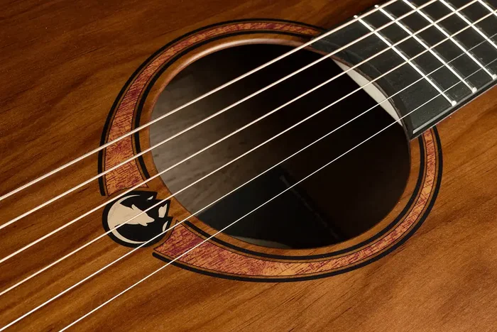 LAG Guitare Acoustique Électroacoustique Jumbo Cutaway – Sauvage Lag, Table Massif Brankowood, Finition Satinée LAG Guitare Acoustique Électroacoustique Jumbo Cutaway – Sauvage Lag, Table Massif Brankowood, Finition Satinée