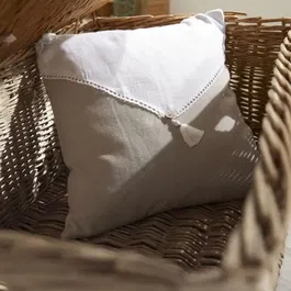 Today Coussin Charme 40x40 cm avec Pompons, Housse 100% Coton Chambray Effet Lin, Garnissage Polyester - Décoration Salon Élégante