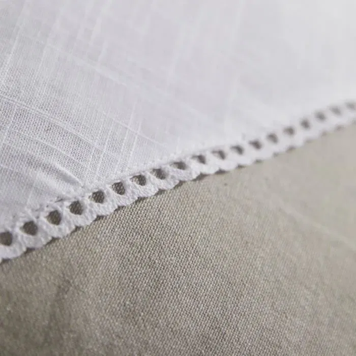 Today Coussin Charme 40x40 cm avec Pompons, Housse 100% Coton Chambray Effet Lin, Garnissage Polyester - Décoration Salon Élégante Today Coussin Charme 40x40 cm avec Pompons, Housse 100% Coton Chambray Effet Lin, Garnissage Polyester - Décoration Salon Élégante