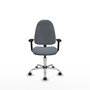 Chaise de bureau Algarra avec mécanisme de contact permanent de base, recouverte de tissu gris. Équipée d'une base chromée, d'accoudoirs 2D et de roulettes pour parquet.