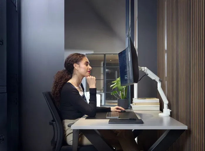 One For All Support moniteur Dynamic simple bras blanc - VESA 100 - Compatible écrans 13 à 35" (9 kg max) - Hauteur, rotation et inclinaison réglables - Gestion des câbles