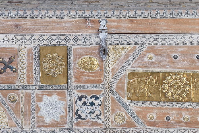 GINER Y COLOMER Coffre en bois massif de manguier couleur blanc vieilli avec détails en bronze - Dimensions 100x40x57 cm