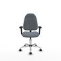 Chaise de bureau Algarra avec mécanisme de contact permanent de base, recouverte de tissu gris. Équipée d'une base chromée, d'accoudoirs 2D et de roulettes en nylon de 50 mm