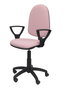 Chaise de bureau Aýna avec mécanisme Contact permanent de base, rembourrée de tissu rose pâle. Équipée d'une base en polyamide noir, d'accoudoirs fixes et de roulettes en nylon de 50 mm.