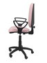 Chaise de bureau Aýna avec mécanisme Contact permanent de base, rembourrée de tissu rose pâle. Équipée d'une base en polyamide noir, d'accoudoirs fixes et de roulettes en nylon de 50 mm.