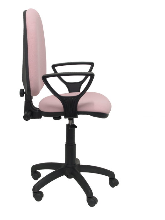 Chaise de bureau Aýna avec mécanisme Contact permanent de base, rembourrée de tissu rose pâle. Équipée d'une base en polyamide noir, d'accoudoirs fixes et de roulettes en nylon de 50 mm.