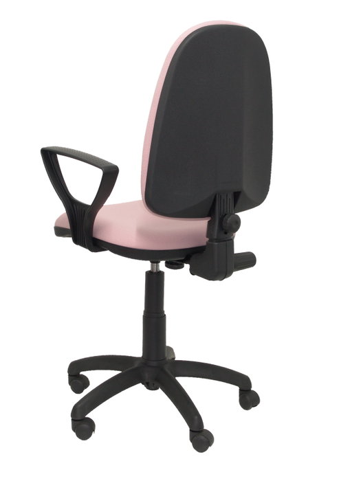 Chaise de bureau Aýna avec mécanisme Contact permanent de base, rembourrée de tissu rose pâle. Équipée d'une base en polyamide noir, d'accoudoirs fixes et de roulettes en nylon de 50 mm.