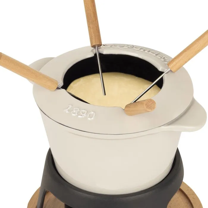 La Fonderie 1890 - Fondue en fonte émaillée Mont Joly 1,2 L pour 4 personnes, socle bois, couvercle anti-éclaboussures, compatible induction