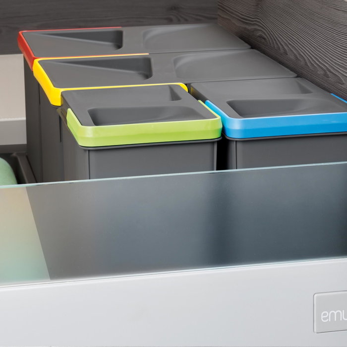 Emuca Kit poubelle de tri sélectif pour tiroir de cuisine avec socle Recycle hauteur 266mm, 2x15litres, 2x7litres, module 800mm, Plastique Gris antracite Emuca Kit poubelle de tri sélectif pour tiroir de cuisine avec socle Recycle hauteur 266mm, 2x15litres, 2x7litres, module 800mm, Plastique Gris antracite