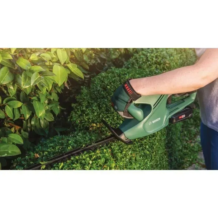 Bosch EasyHedgeCut 18-45 Taille-haies sans fil 18V avec 2 batteries 2,0Ah - Léger, compact et système anti-blocage Bosch EasyHedgeCut 18-45 Taille-haies sans fil 18V avec 2 batteries 2,0Ah - Léger, compact et système anti-blocage