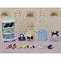 Sylvanian Families Valisette de Mode Grande Soeur Chien Caramel Figurine Miniature avec Vêtements et Accessoires pour Créer des Tenues et Étagère de Rangement