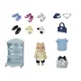 Sylvanian Families Valisette de Mode Grande Soeur Chien Caramel Figurine Miniature avec Vêtements et Accessoires pour Créer des Tenues et Étagère de Rangement