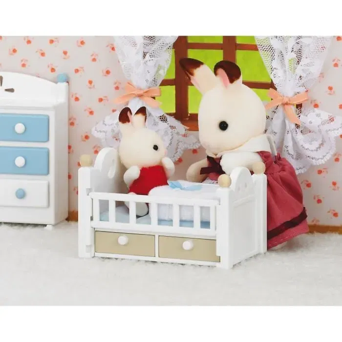 Sylvanian Families - Lit de bébé avec figurine bébé Lapin Chocolat, 2 tiroirs, barrière amovible, couverture, oreiller et peluche - Pour enfants à partir de 3 ans