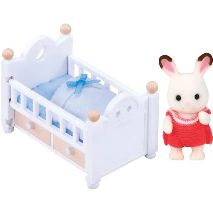 Sylvanian Families - Lit de bébé avec figurine bébé Lapin Chocolat, 2 tiroirs, barrière amovible, couverture, oreiller et peluche - Pour enfants à partir de 3 ans