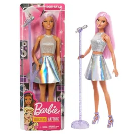 Barbie JCW42 - Poupée Pop Star avec tenue scintillante, cheveux roses et micro sur pied - Pour enfants dès 3 ans