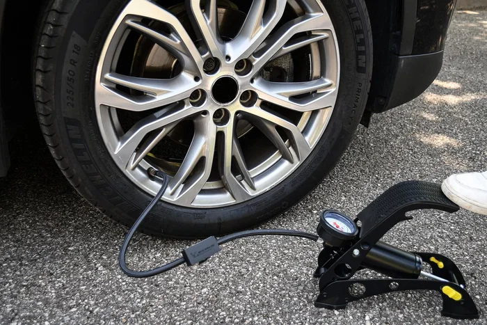 Michelin Pompe à pied avec manomètre homologuée 7 Bar - Modèle 2023 - Flexible 60 cm - Embouts inclus - Pour voiture, moto, vélo, 4x4