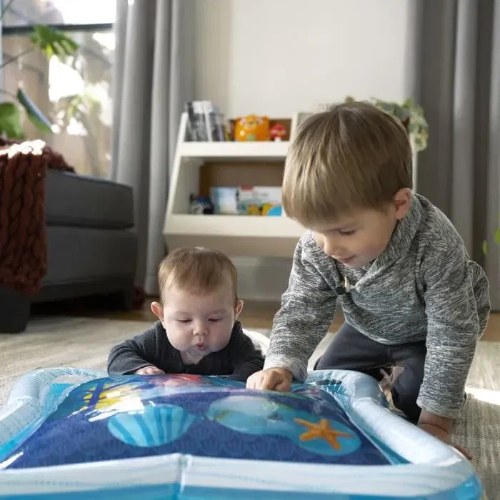 Baby Einstein Tapis d'eau gonflable pour bébé Opus's Ocean of Discovery, jeu sensoriel d'éveil, facile à nettoyer et pliable, jouet dès la naissance