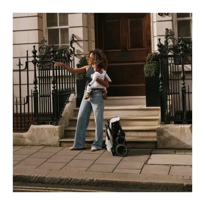 Cybex Gold - Poussette compacte Beezy BLK Stormy Blue avec systeme de voyage 2-en-1, siege inclinable, pliage a une main et panier de 5 kg