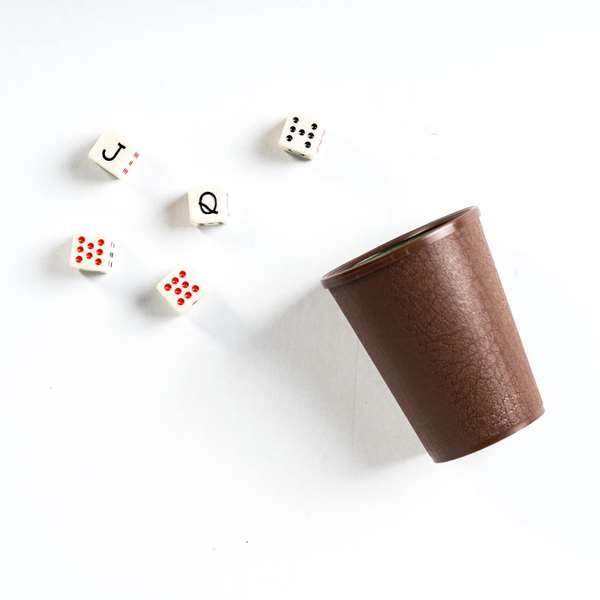 Fournier - Cubilete avec dés de poker - Jouet pour adulte et enfant à partir de 8 ans, sans piles nécessaires