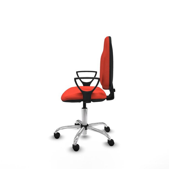 Chaise de bureau Algarra avec mécanisme de contact permanent de base, recouverte de tissu orange foncé. Équipée d'une base chromée, d'accoudoirs fixes et de roulettes en nylon de 50 mm.