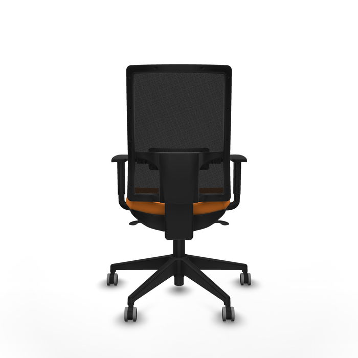Chaise Horna Synchro 5 positions cuir écologique Orange Maille Noir Base pyramidale noire Accoudoir 1D Sans appui-tête Roulettes 65mm pour moquette