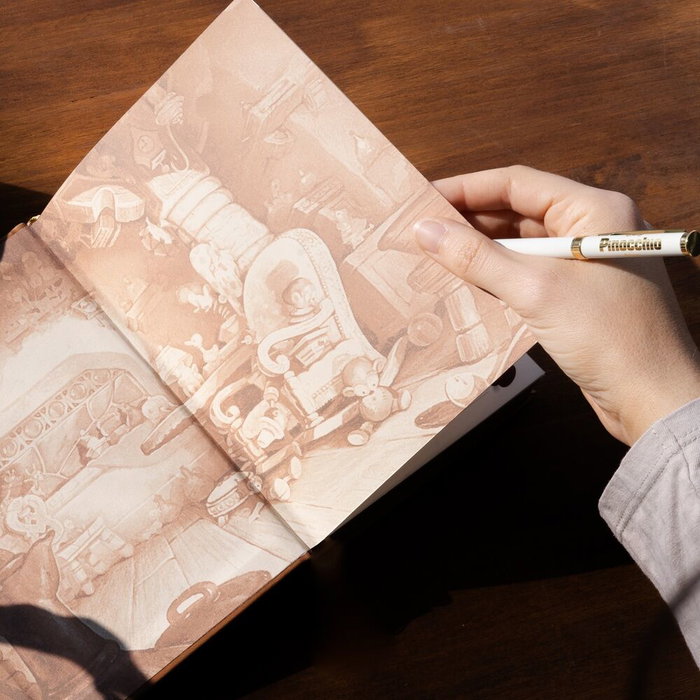 ERIK - Set de Carnet A5 et Stylo Disney Pinocho - Carnet Rigide 200 Pages avec Marque-page - Présenté en Boîte Cadeau ERIK - Set de Carnet A5 et Stylo Disney Pinocho - Carnet Rigide 200 Pages avec Marque-page - Présenté en Boîte Cadeau