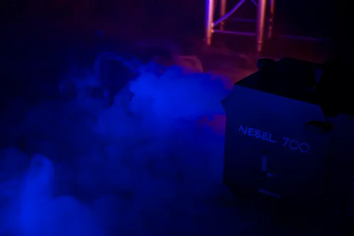 ALGAMLIGHT Nebel 700 - Machine à fumée dense 700W avec télécommande et DMX512 pour événements et scènes ALGAMLIGHT Nebel 700 - Machine à fumée dense 700W avec télécommande et DMX512 pour événements et scènes