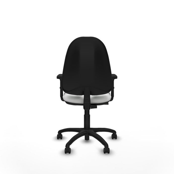 Chaise de bureau Algarra avec mécanisme de contact permanent de base, recouverte de tissu blanc. Équipée d'une base en polyamide noir, d'accoudoirs 2D et de roulettes pour parquet.