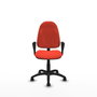 Chaise de bureau Algarra avec mécanisme de contact permanent de base, recouverte de tissu orange foncé. Équipée d'une base en polyamide noir, d'accoudoirs fixes et de roulettes autobloquantes
