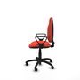 Chaise de bureau Algarra avec mécanisme de contact permanent de base, recouverte de tissu orange foncé. Équipée d'une base en polyamide noir, d'accoudoirs fixes et de roulettes autobloquantes