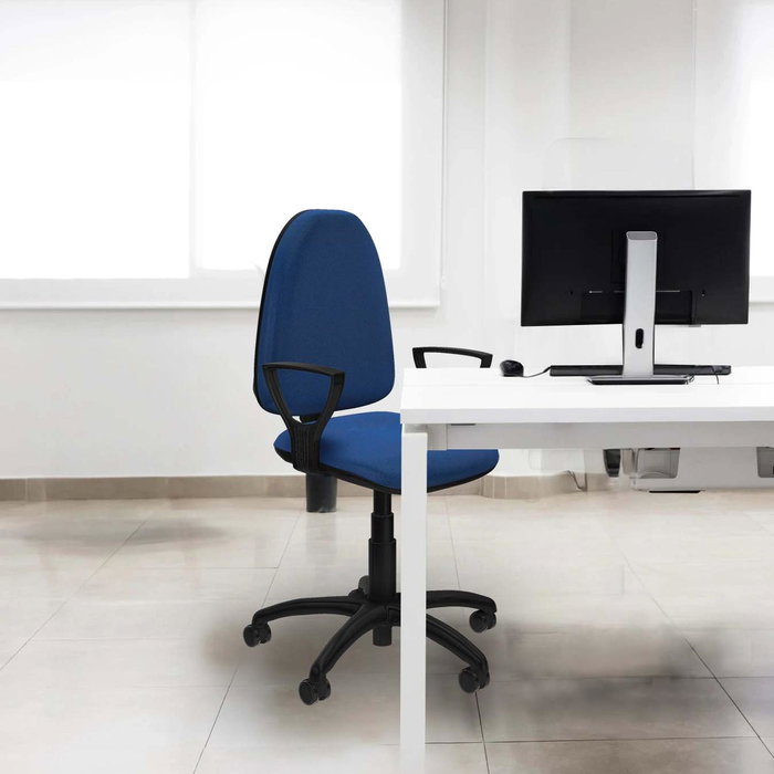 Chaise de bureau Aýna avec mécanisme de contact permanent de base, revêtue de tissu blanc. Équipée d'une base en polyamide noir, d'accoudoirs fixes et de roulettes autobloquantes