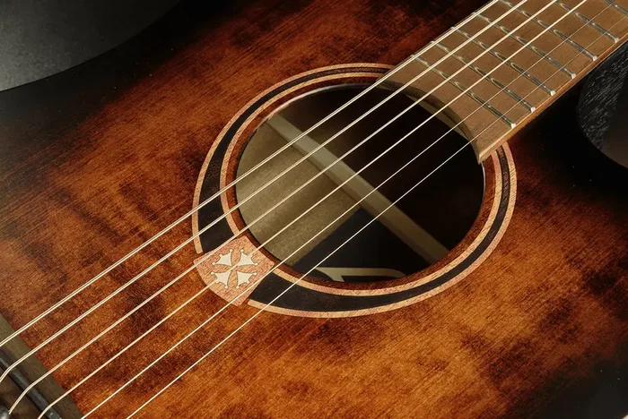 Lag Guitare Folk Electroacoustique Dreadnought Cutway Tramontane 70 A/E, table épicéa massif, finition Sunburst, noire et marron