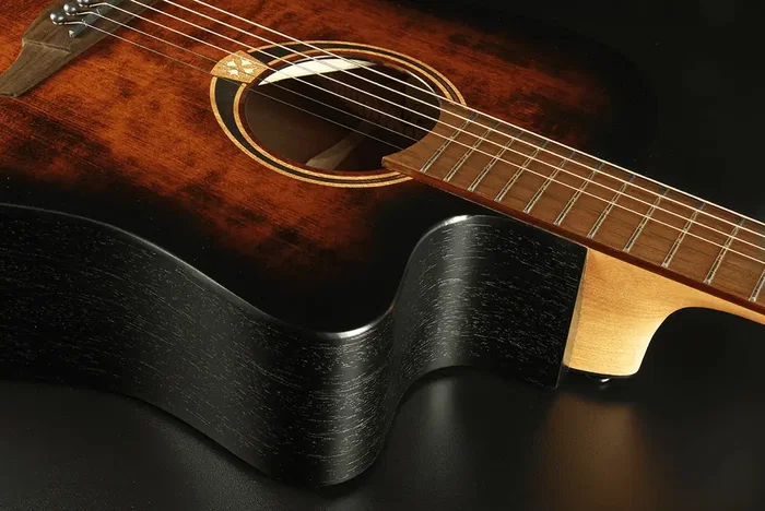Lag Guitare Folk Electroacoustique Dreadnought Cutway Tramontane 70 A/E, table épicéa massif, finition Sunburst, noire et marron