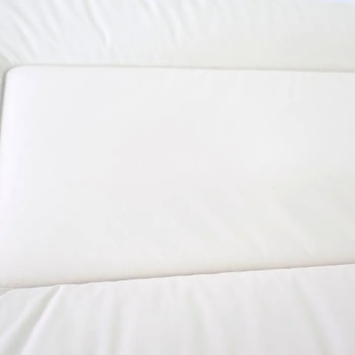 Tineo Matelas à langer ESSENTIEL - Revêtement PVC imperméable, facile à nettoyer - Format universel pour table à langer - Couleur Écru