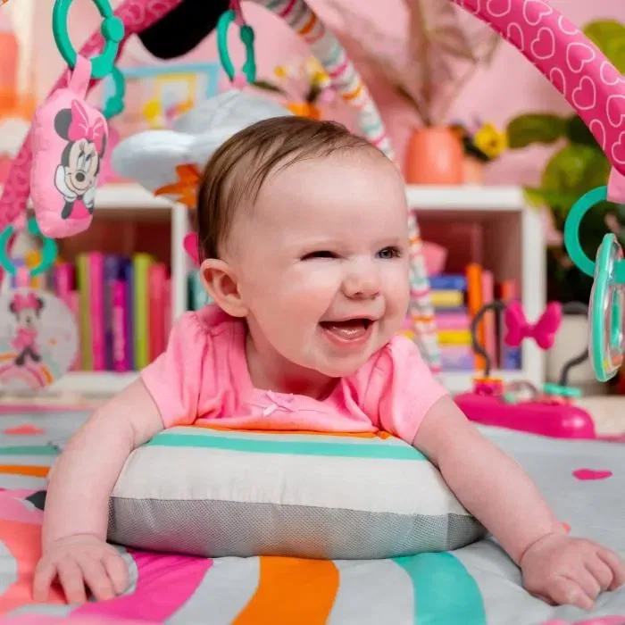 Disney Baby Tapis d'éveil bébé évolutif Bright Starts Forever Besties Minnie Mouse avec arche, jouets sensoriels, musique et miroir - Cadeau nouveau-né