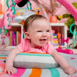 Disney Baby Tapis d'éveil bébé évolutif Bright Starts Forever Besties Minnie Mouse avec arche, jouets sensoriels, musique et miroir - Cadeau nouveau-né