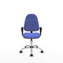 Chaise de bureau Algarra avec mécanisme de contact permanent de base, rembourrée de tissu bleu clair. Équipée d'une base chromée, d'accoudoirs fixes et de roulettes en nylon de 50 mm.