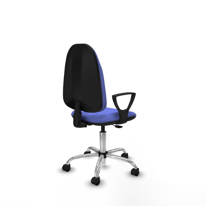 Chaise de bureau Algarra avec mécanisme de contact permanent de base, rembourrée de tissu bleu clair. Équipée d'une base chromée, d'accoudoirs fixes et de roulettes en nylon de 50 mm.