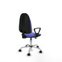 Chaise de bureau Algarra avec mécanisme de contact permanent de base, rembourrée de tissu bleu clair. Équipée d'une base chromée, d'accoudoirs fixes et de roulettes en nylon de 50 mm.